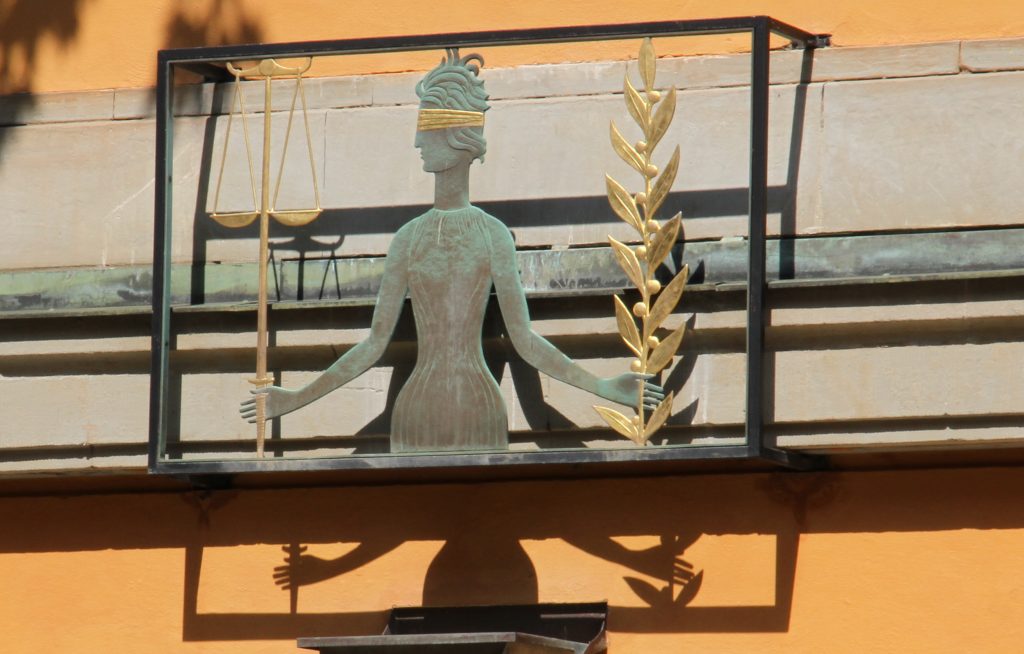 Detaljbild, skulptur moder justitia